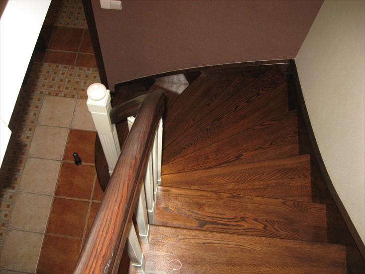 Schody - 0229 schody policzkowe z krzywulcem dąb barwiony.jpg